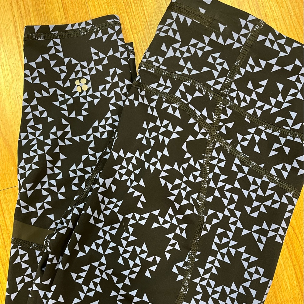 Sweaty Betty Black and Purple 7/8 size M Patterned Leggings back zip pocket